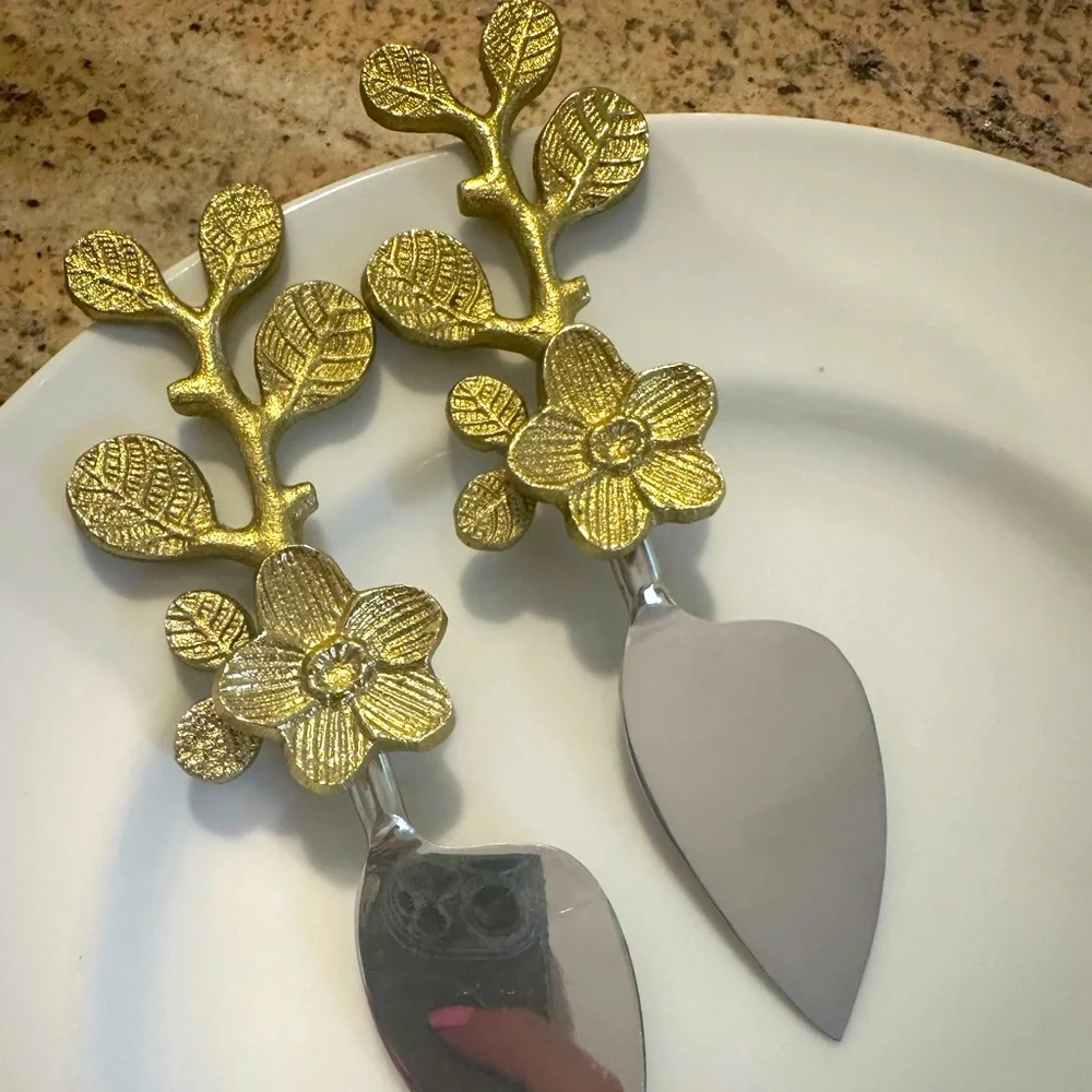 Serveware Ornate Silver & Gold Cheese Knife Floral leafy Theme x 1